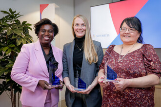 Julie Sobowale, directrice exécutive de Black Physicians of Canada ; Amber Dyce, présidente-directrice général des Foundations for Social Change ; Connie Thomas, directrice de la santé, Fort Severn First Nation. (Groupe CNW/Novartis Pharma Canada inc.)