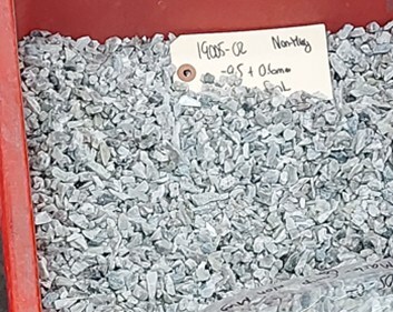 Figure 2: Crushed whole rock pegmatite with 15% non-pegmatite host rock dilution – 1.05% Li2O (left); DMS spodumene concentrate feed for the downstream test work – 6.2% Li2O and 0.60% Fe2O3 (right). (CNW Group/Patriot Battery Metals Inc.)