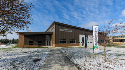 The new AGCO Technician Training Center at Parkland College in Champaign, Illinois, is the home of the AGCO AAS program, which is registered as an official apprenticeship through the U.S. Department of Labor. With 18,000 square feet of shop space and three state-of-the-art immersive classrooms, the facility will equip technicians with world-class skills for high-demand careers. [Photo credit: Craig Pessman, Parkland College]