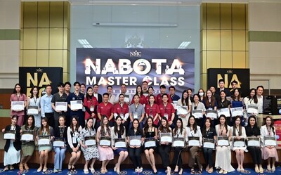 On November 20, medical professionals attending the'Nabota Master Class (NMC)'held in Bangkok, Thailand, posed for a commemorative photo.