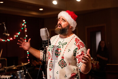 Jason Kelce, singer with The Philly Specials and retired Philadelphia Eagles player, spreads the spirit of joy and kindness this holiday season. (Photo by Kait Privera) (CNW Group/WildBrain Ltd.)