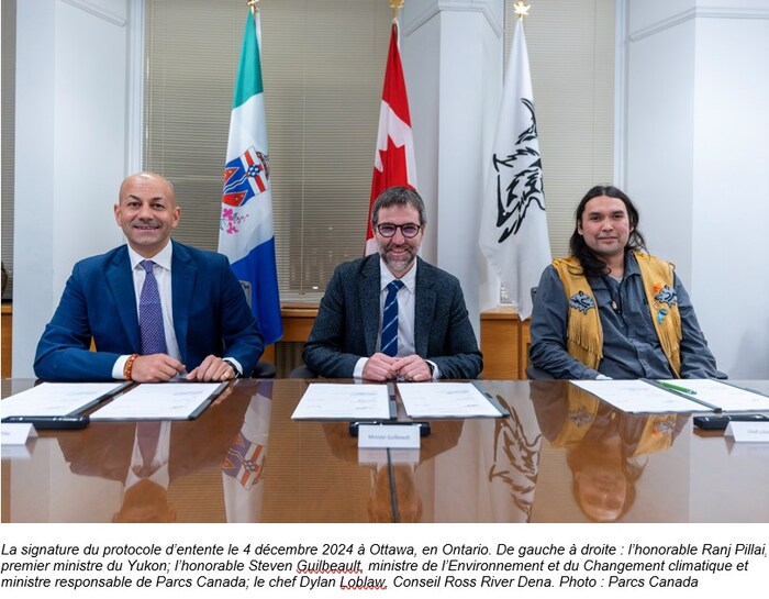 La signature du protocole d’entente le 4 décembre 2024 à Ottawa, en Ontario. De gauche à droite : l’honorable Ranj Pillai, premier ministre du Yukon; l’honorable Steven Guilbeault, ministre de l’Environnement et du Changement climatique et ministre responsable de Parcs Canada; le chef Dylan Loblaw, Conseil Ross River Dena. Photo : Parcs Canada (Groupe CNW/Parcs Canada (HQ))