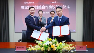 Mark Miao (left), Chairman of Raystech and Daniel Lin (right), Managing Director of LONGi Solar Australia finalise the strategic agreement.