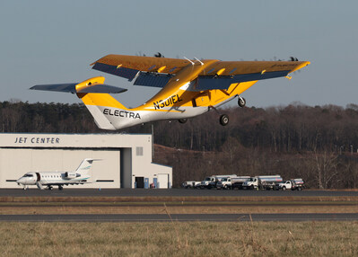 Administrator Nelson experienced Ultra Short takeoffs and landings with 150 foot ground roll. (Credit: Mark Usciak for Electra)