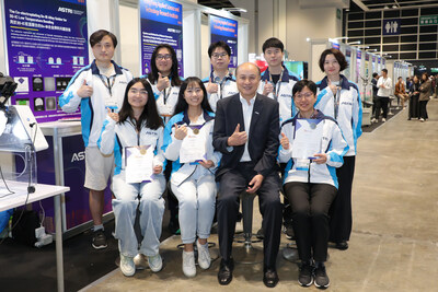 應科院署理行政總裁兼首席科技官黃莹博士祝賀應科院科研團隊於第四屆亞洲創新發明展覽會中取得佳續。
