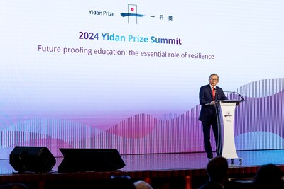 El Dr. Charles CHEN Yidan, fundador del Premio Yidan, compartió lo que la resiliencia significa para él en sus comentarios de bienvenida en la Cumbre del Premio Yidan de 2024. (PRNewsfoto/Yidan Prize Foundation)