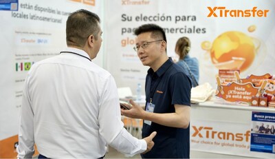 Jason Sun, director financiero de XTransfer, presenta soluciones de pago transfronterizas en la Expo Eléctrica México 2024.