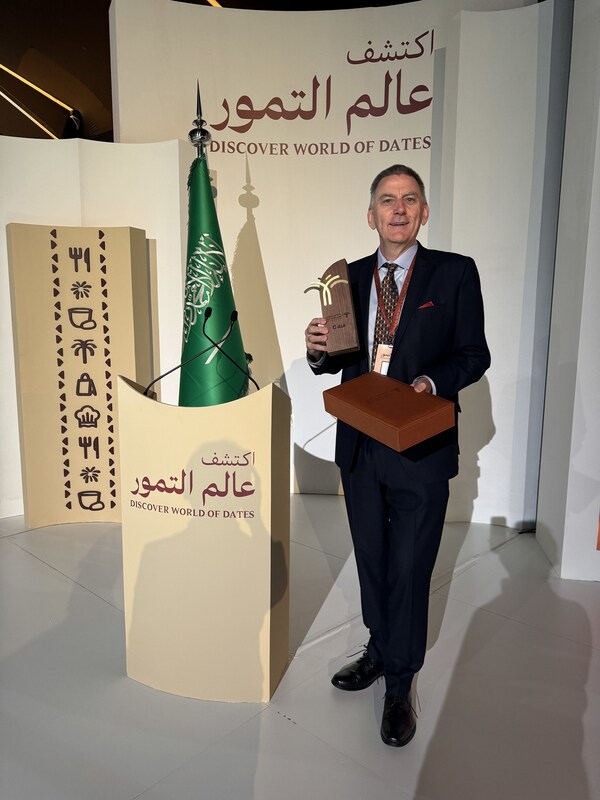 Dr. Eamonn Keogh accepting Saudi Arabia's National Center for Palms & Dates (NCPD) International Prize in the New Product Development category for FarmSense's FlightSensor technology