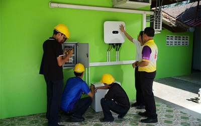 Los ingenieros de Huawei instruyen a los pasantes sobre cómo instalar el equipo solar de Huawei en el Centro de Fomento del Aprendizaje del Distrito de Banna (PRNewsfoto/Huawei)