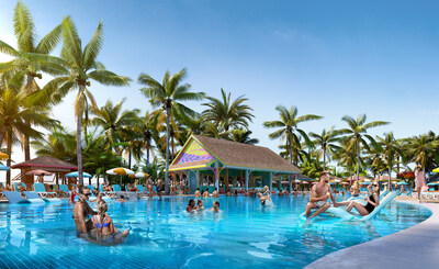 Diseñado para que familias de todas las edades creen recuerdos juntos, padres e hijos pueden quedarse y jugar todo el día en el Royal Beach Club Paradise Island de Royal Caribbean. Las familias pueden darse un chapuzón en la piscina de entrada cero, The Shallow End, relajarse a la sombra en Family Beach y competir amistosamente con juegos de playa como la torre de madera, el cornhole y más. (PRNewsfoto/Royal Caribbean International)