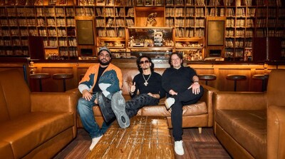 (De izquierda a derecha: Jonniel (mánager de Clarent), Clarent & Roberto Andrade, Managing Director Warner Music Latina) (PRNewsfoto/Warner Music Latina)