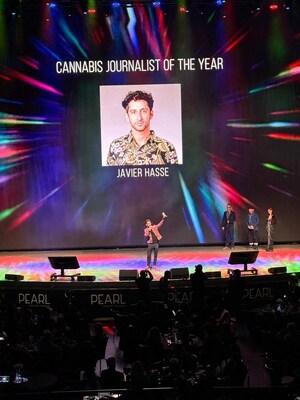 Javier Hasse, periodista cannábico del año, recibe premio en Las Vegas.