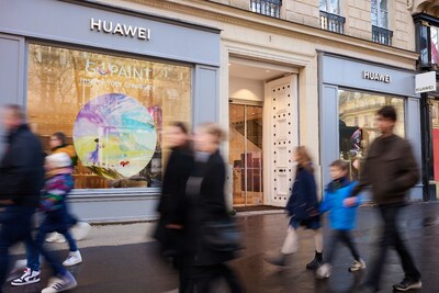 GoPaint Worldwide Creating Activity Lands at the HUAWEI Flagship Store Opéra in Paris (PRNewsfoto/HUAWEI)