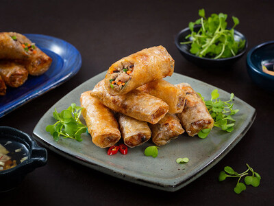 The spring roll, which is harmonious in ingredients, texture and flavor, is one of the quintessence of Vietnamese cuisine introduced in 