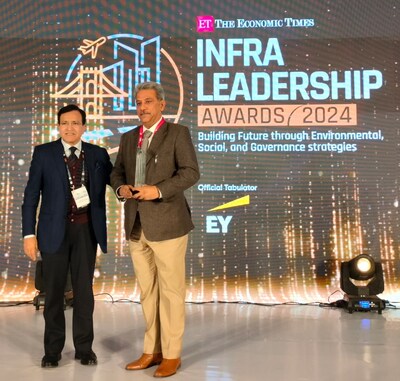 Mr. Raghav Chandra, former Chairman of the National Highways Authority of India, giving away the Excellence in Transportation Infrastructure - Roads & Highways award