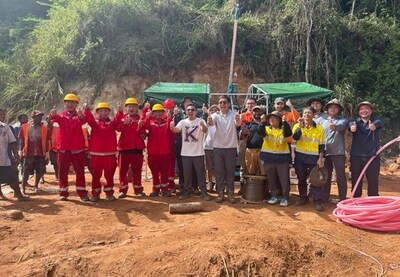 Full EVIH team and local workers celebrating the milestone of commencement of drilling ‎operations at the Wapolu project.‎ (CNW Group/Adyton Resources Corporation)