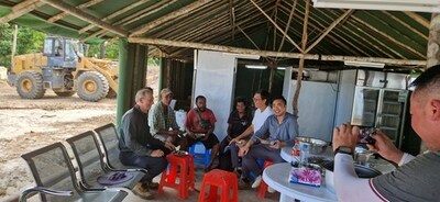 Senior members of the Wapolu Community alongside Adyton and EVIH representatives. From left ‎to right: Tim Crossley (Adyton CEO), Ismail Edwin (Ward Councilor), Paul Thomas (Vice Chairman, ‎Wagamama Association), Isai Molema (Village Chief), Louis Wang (EVIH Project leader), and Gary ‎Wang (EVIH CEO) enjoying lunch at the EVIH mess.‎ (CNW Group/Adyton Resources Corporation)