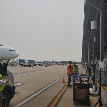 Apogee Converge™, Apogee 360™ and Apogee 180™ all include Aura Wireless patented Asymmetric Gain™. Apogee 360™ pictured above at airport tarmac and hangar.