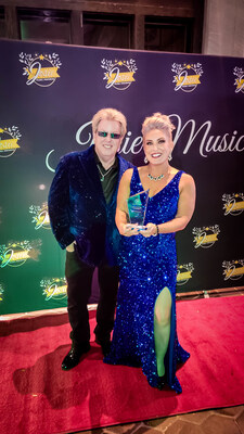 The Swansons receive Duo of the Year Award.