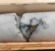 Photo 2: Closeup vuggy quartz vein with pyrite mineralization in hole WD24-38. (CNW Group/Omineca Mining and Metals Ltd.)