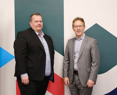 Bryce Conrad (left), President and CEO, Hydro Ottawa Holding Inc., and Stéphane Giguère (right), CEO, Ottawa Community Housing, pose for a photo. (CNW Group/Hydro Ottawa Holding Inc.)