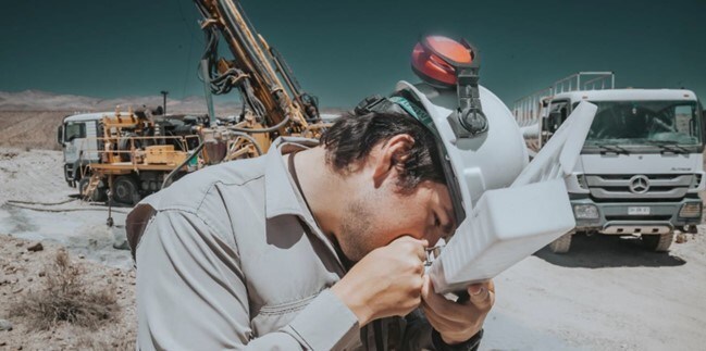 Hot Chili geologist reviewing drill chips from drill hole DKP002 at La Verde (CNW Group/Hot Chili Limited) Hot Chili geologist reviewing drill chips from drill hole DKP002 at La Verde (CNW Group/Hot Chili Limited)
