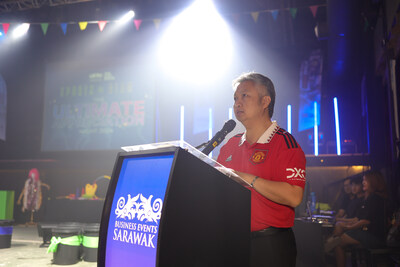 Datuk Snowdan Lawan reading the Minister’s text speech, who announced the FY2024 achievements at last night’s BESarawak Board of Appreciation night themed ‘Sports& Glam – Ultimate Appreciation Night’.