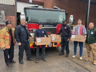 Les pompiers de Montréal font des milliers d'enfants heureux et 1300 familles reconnaissantes avec la 37e grande distribution de paniers de Noël