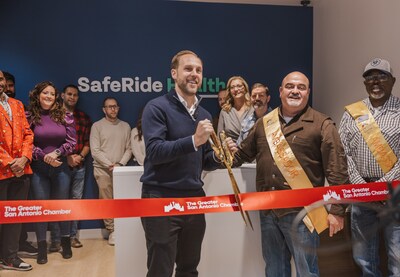 El CEO y cofundador de SafeRide Health, Robbins Schrader, realiza una ceremonia de corte de cinta en honor a la nueva sede de San Antonio. (PRNewsfoto/SafeRide Health)