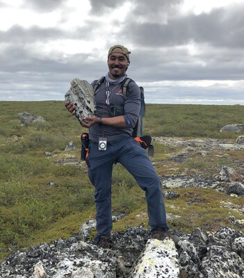 Aurora Geosciences geologist, Lu Bucibo showing off a spodumene mega-cryst from the SD4 Pegmatite at the LDG Lithium Project, NWT in 2023. North Arrow Minerals has agreed to sell the LDG, MacKay and DeStaffany Projects to Li-Ft Power in exchange for 250,000 common shares of Li-FT. (CNW Group/North Arrow Minerals Inc.)