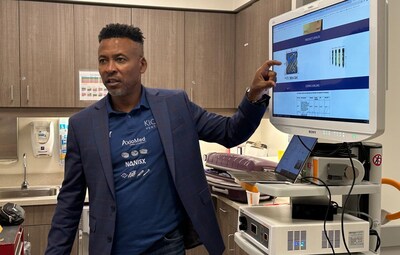 Kingsley R Chin MD MBA collaborating and teaching physicians about his inventions