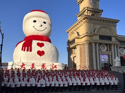 Photo shows the giant snowman in Harbin, northeast China's Heilongjiang Province. (Xinhua/Dai Jinrong)