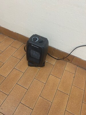 Lone heater provided by Southbridge management (CNW Group/SEIU Healthcare)