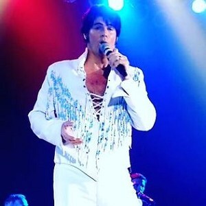 Chris MacDonald's Memories of Elvis 1970's in Concert set pic
