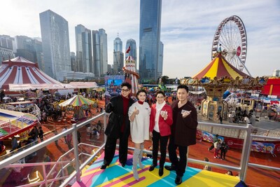 友邦香港及澳門首席客戶及市場策劃官黃靄敏女士（右二）與林峯（右一）、許廷鏗（左一）及陳茵媺（左二）一同沉浸於友邦嘉年華的歡樂氣氛。