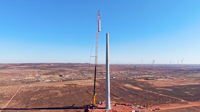 O XCMG XCA4000 realiza um grande feito com a instalação da turbina eólica de torre híbrida mais alta do mundo (PRNewsfoto/XCMG Crane) O XCMG XCA4000 realiza um grande feito com a instalação da turbina eólica de torre híbrida mais alta do mundo (PRNewsfoto/XCMG Crane)