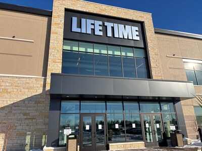 Joining the rapidly growing Rosemount residential and business community, the 90,000-square-foot Life Time club and adjacent 60,000-square-foot outdoor space featuring a Beach Club and four pickleball courts marks Life Time’s 28th location in Minnesota (including its coworking, tennis and pickleball destinations).