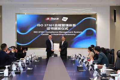 Mr. Xu Zhicheng (right), Dahua Senior VP and General Manager of Compliance Management Office, received the certification from Mr. David Zhu (left), Business Director of BSI Greater China.