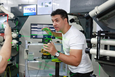 Every Huepar machine is rigorously tested with a high-precision optical tube system before leaving the factory. Invited guest Édipo is seen here learning how to calibrate the accuracy of laser levels.