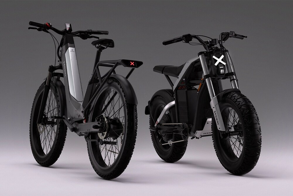 Segway presenta sus primeras bicicletas eléctricas, Xafari (izquierda) y Cyber ​​(derecha), en CES 2025.