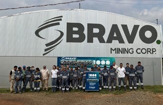 Picture 3: Celebration 1000 days free of Lost Time Injuries (CNW Group/Bravo Mining Corp.)