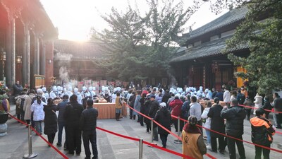 Visitors line up for free Laba porridge at the Wenshu Monastery in Chengdu, Sichuan province on Jan 7, to celebrate the Laba Festival. (PRNewsfoto/Chengdu Wenshu Monastery)