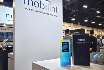 Mobilint showcases the CES Innovation Awards 2025 trophy awarded to REGULUS, its ultra-efficient AI SoC, at its booth.