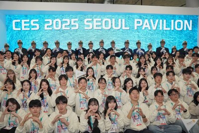 Hyun Woo Kim, CEO of the Seoul Business Agency (SBA), and the heads of 16 institutions participating in the Seoul Pavilion pose with 103 university student supporters during the opening ceremony of the CES 2025 Seoul Pavilion held at 10:30 a.m. on January 7 (local time).