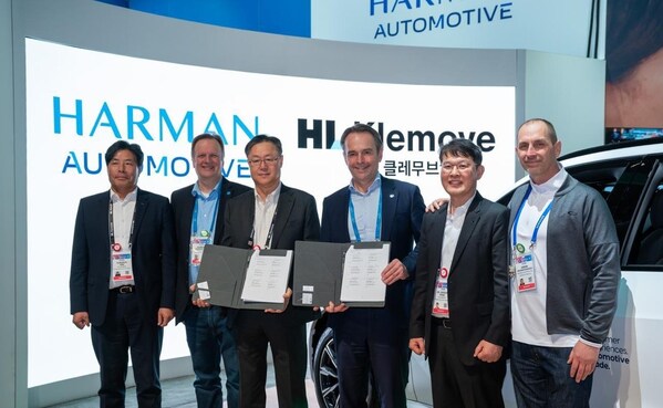 (Foto) Yoon pal-joo, director ejecutivo de HL Klemove (tercero desde la izquierda), y Christian Sobottka, presidente de Harman Automotive (cuarto desde la izquierda).