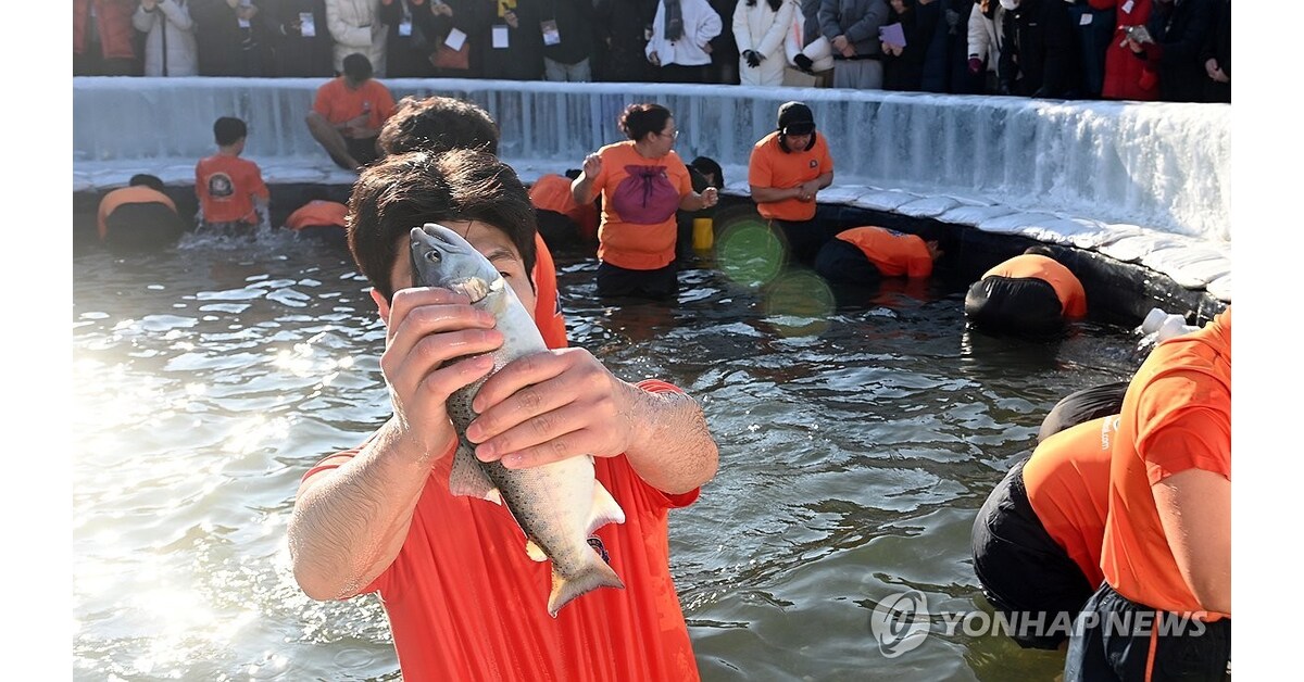 Popular Hwacheon ice fishing festival opens in Gangwon Province