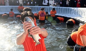 Popular Hwacheon ice fishing festival opens in Gangwon Province