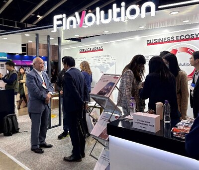 Throngs of people gather at the FinVolution booth during AFF 2025 (PRNewsfoto/FinVolution Group)