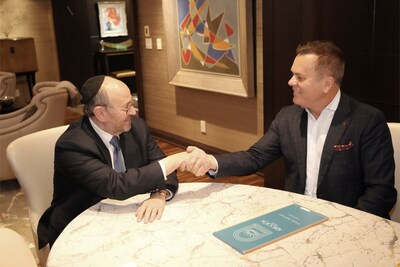 Mark Mandelbaum, Chairman of Lanterra Developments with Michael Dabic, co-owner of Salt Grass & Rare (CNW Group/Lanterra Developments)