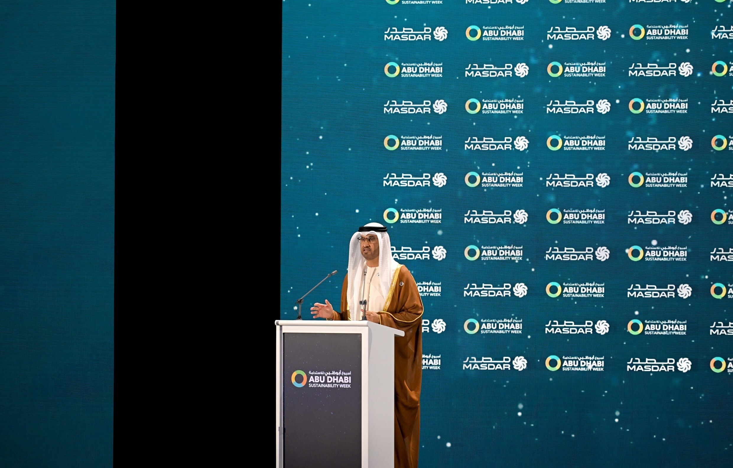 Le Dr. Sultan Al Jaber dévoile un projet d'énergies renouvelables 24/7, une première mondiale ; les grandes tendances mondiales appellent à une nouvelle voie vers le progrès socio-économique